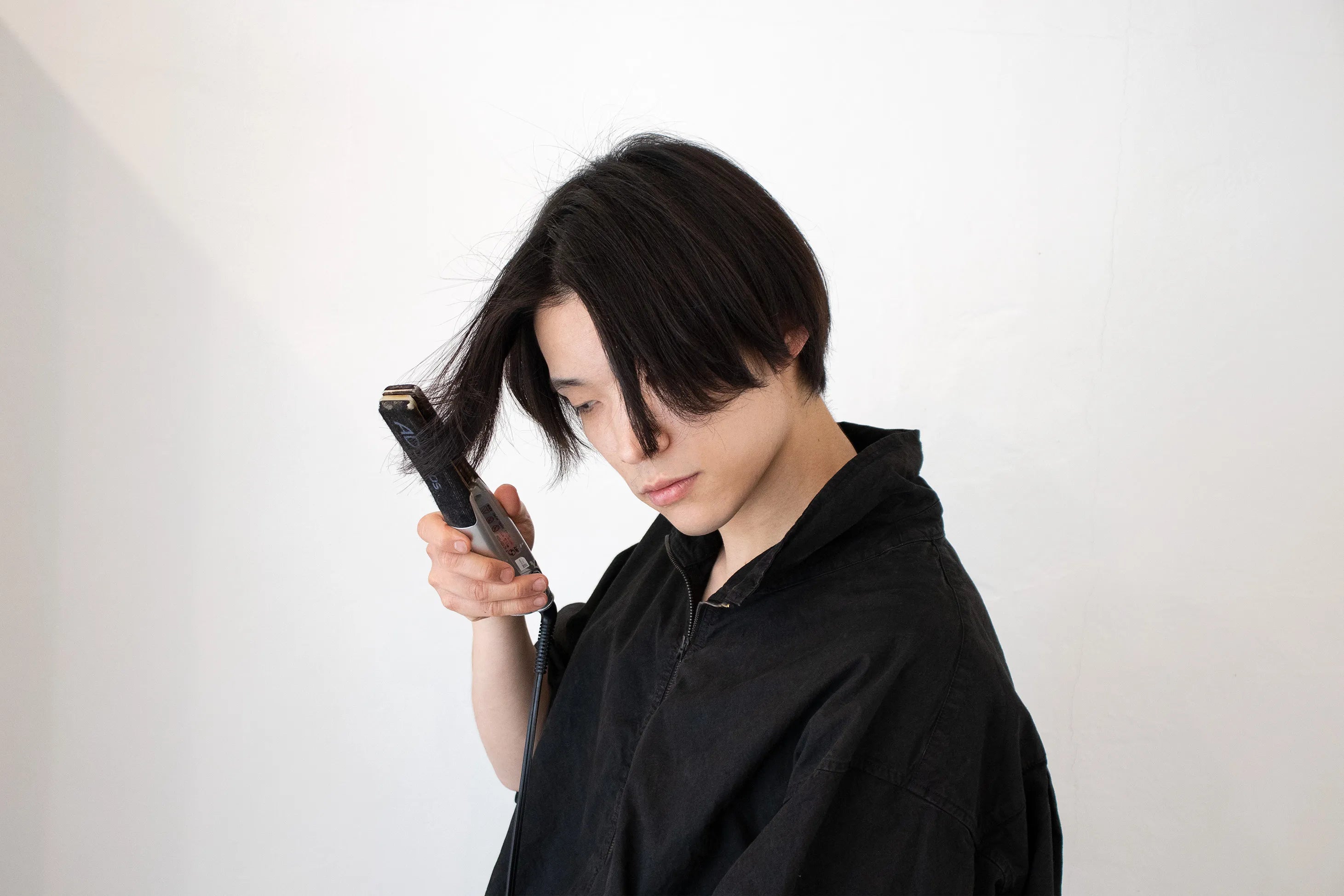 画像：ヘアアイロンで動きをつける