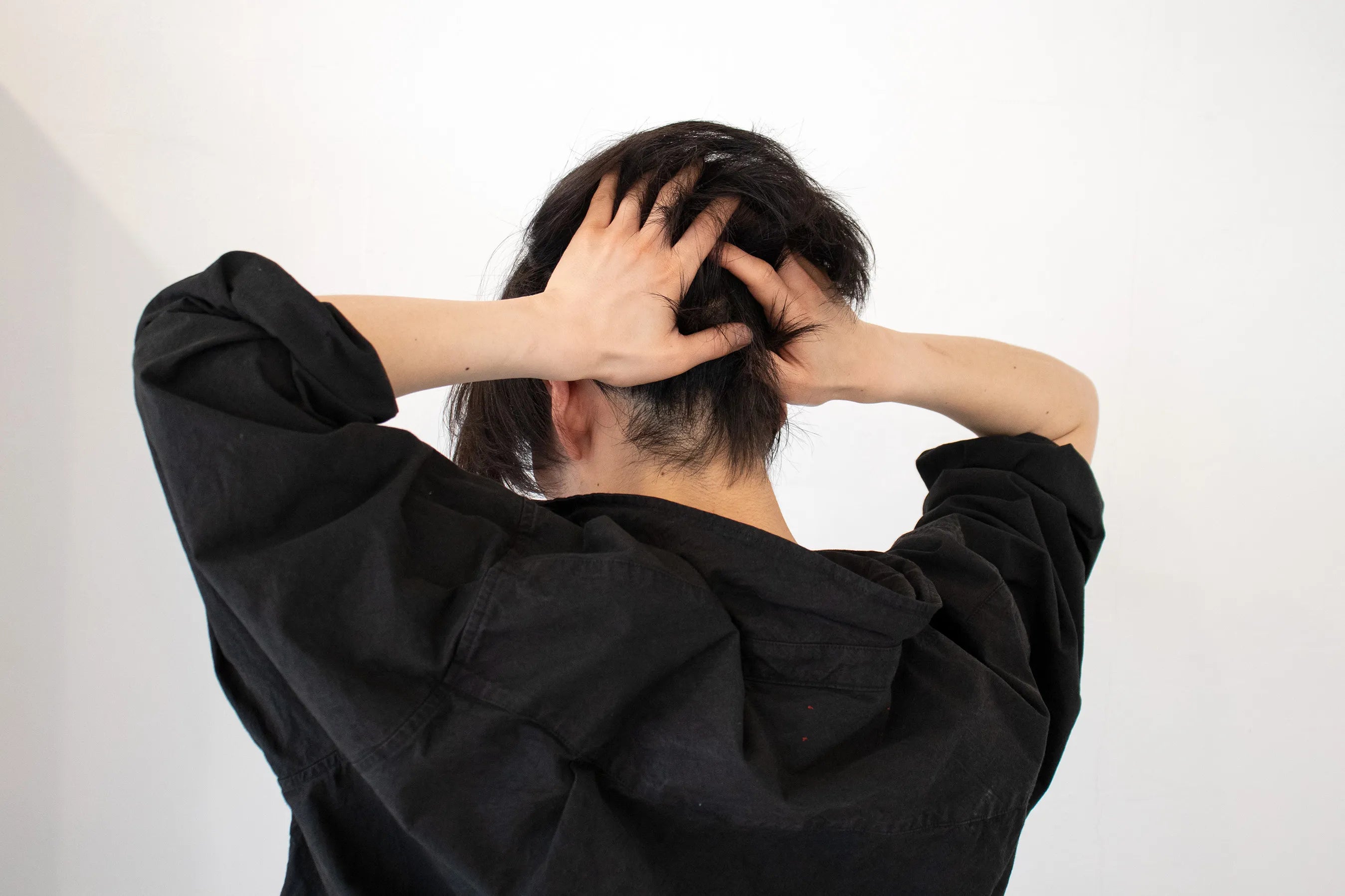 画像：バック→サイド→トップの順にワックスを揉み込む