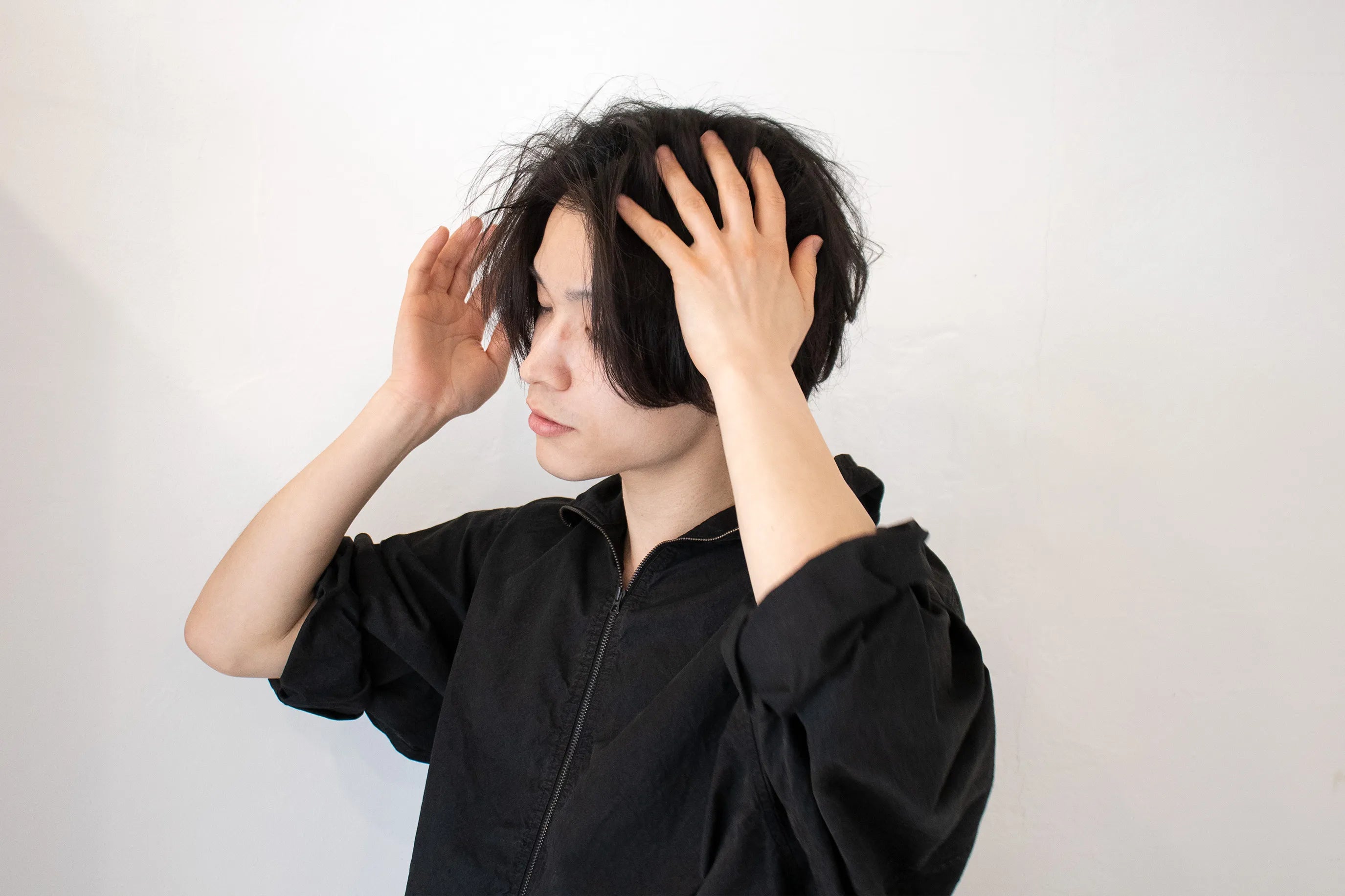 画像：指を左右に振り、髪を散らしながら整える