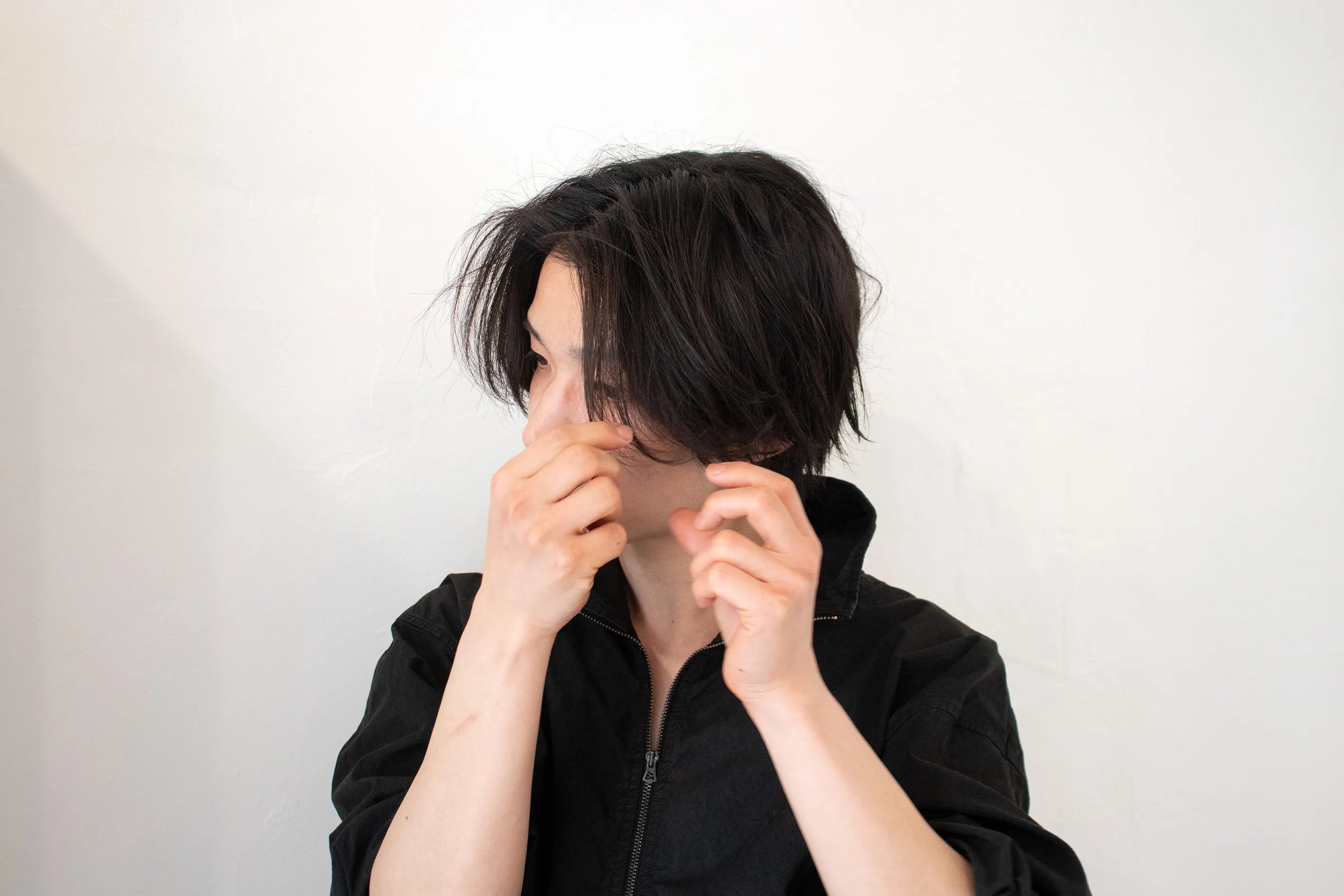 画像：残った少量のワックスを前髪につける