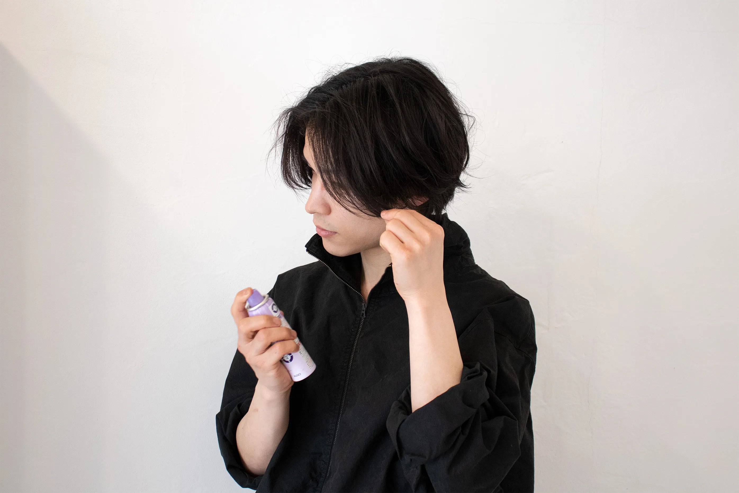 画像：シルエットを整え、スプレーで固める